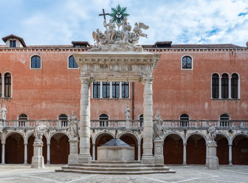 Il Chiostro della SS. Trinità dell’ex convento dei Frari
